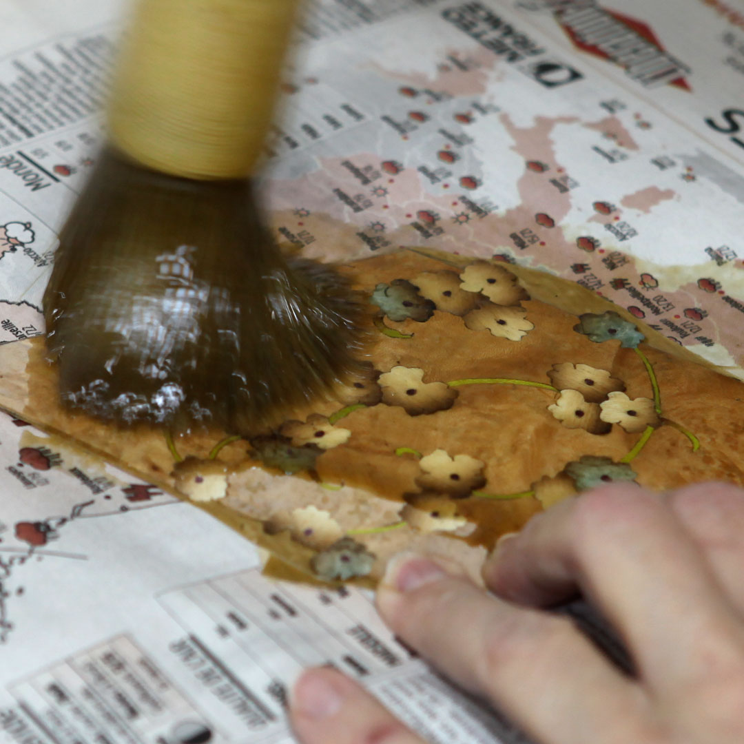 Atelier-Carole-Szwarc-Formation-en-marqueterie_Encollage